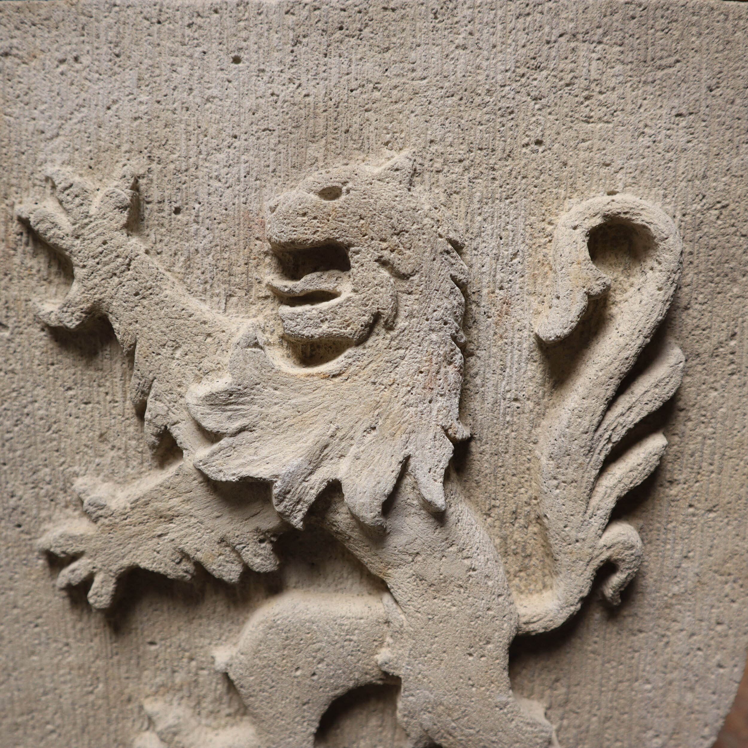 blason lion en pierre avec détail