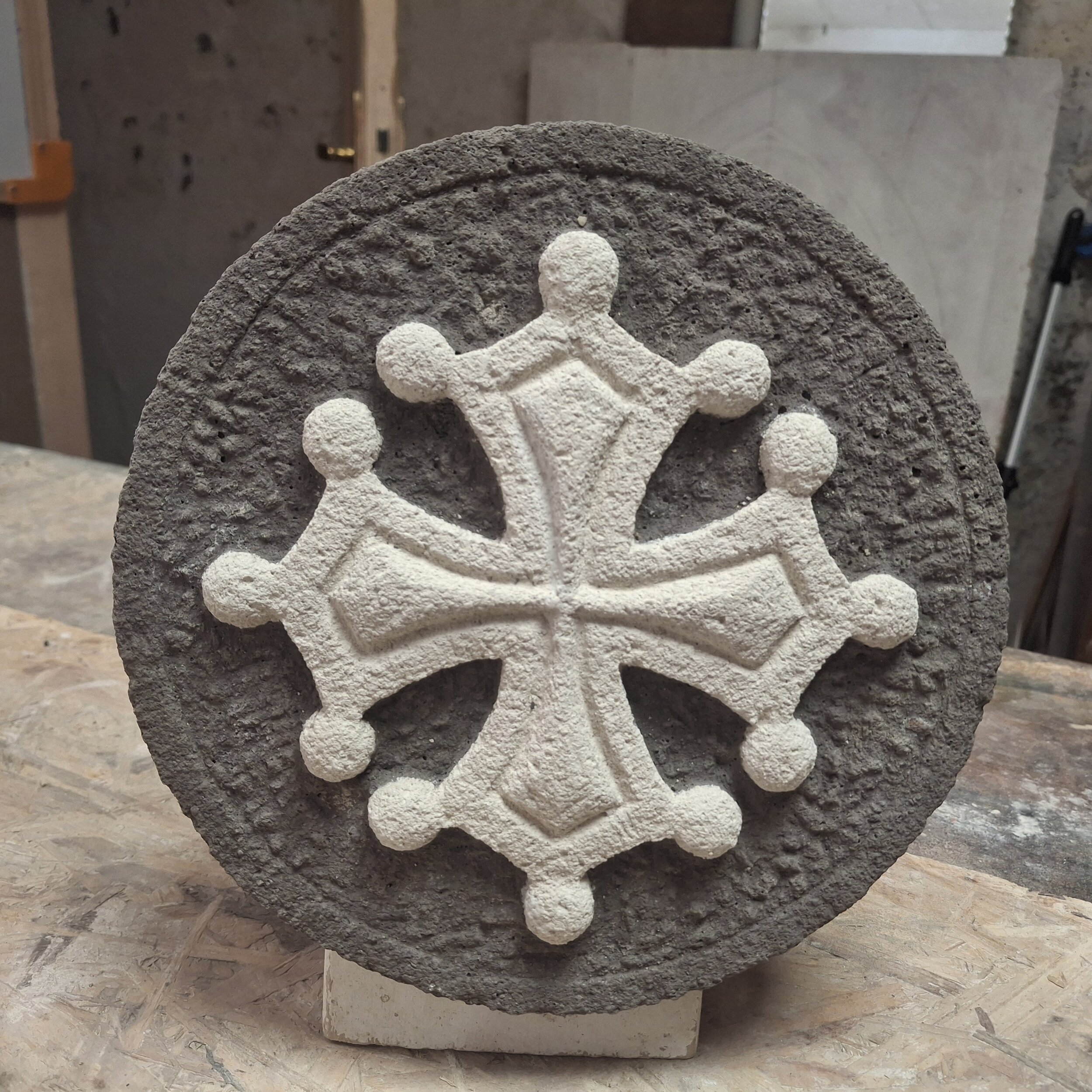 croix occitane 20 cm en pierre en 2 couleurs (2)