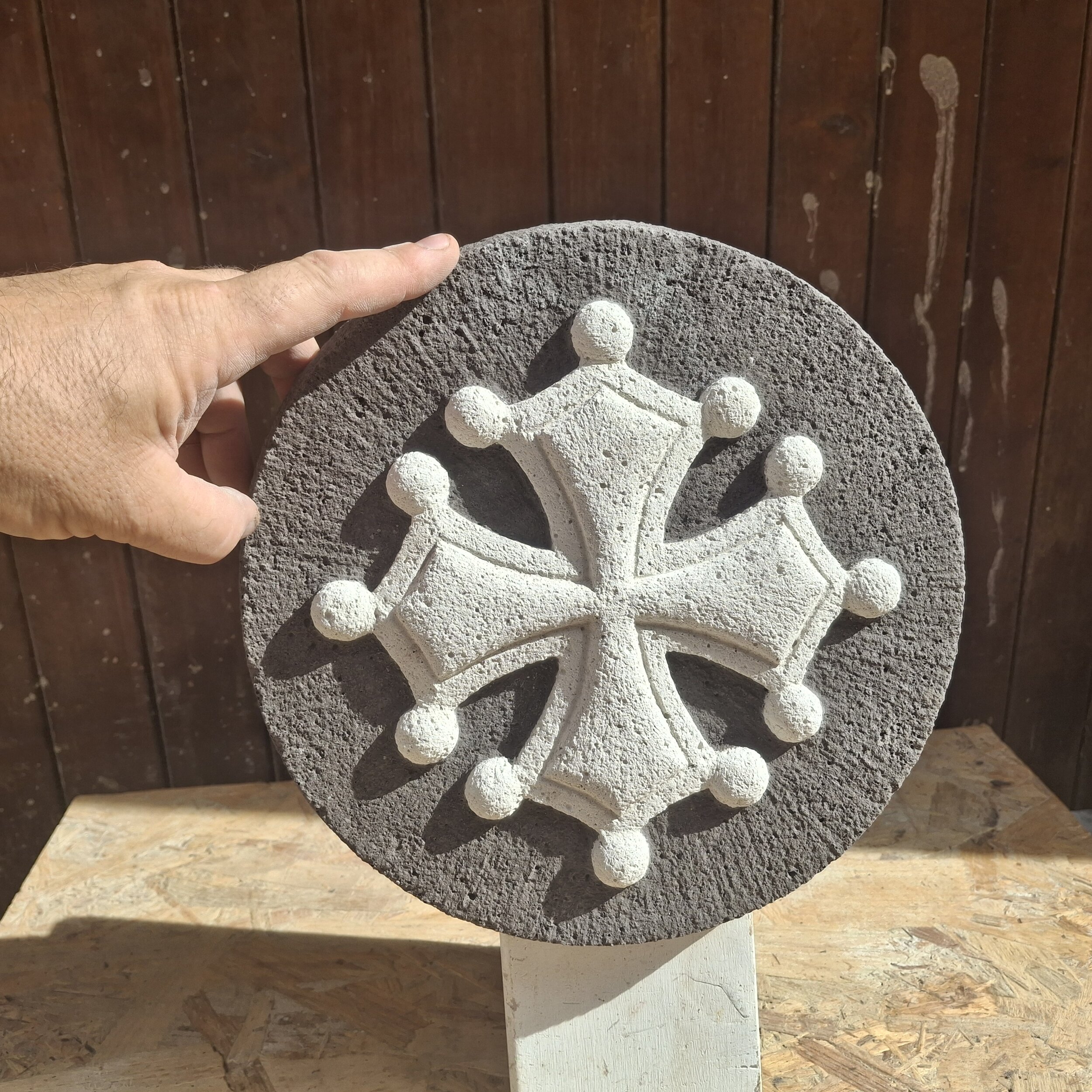 croix occitane ronde 2- cm en pierre ond gris (2)