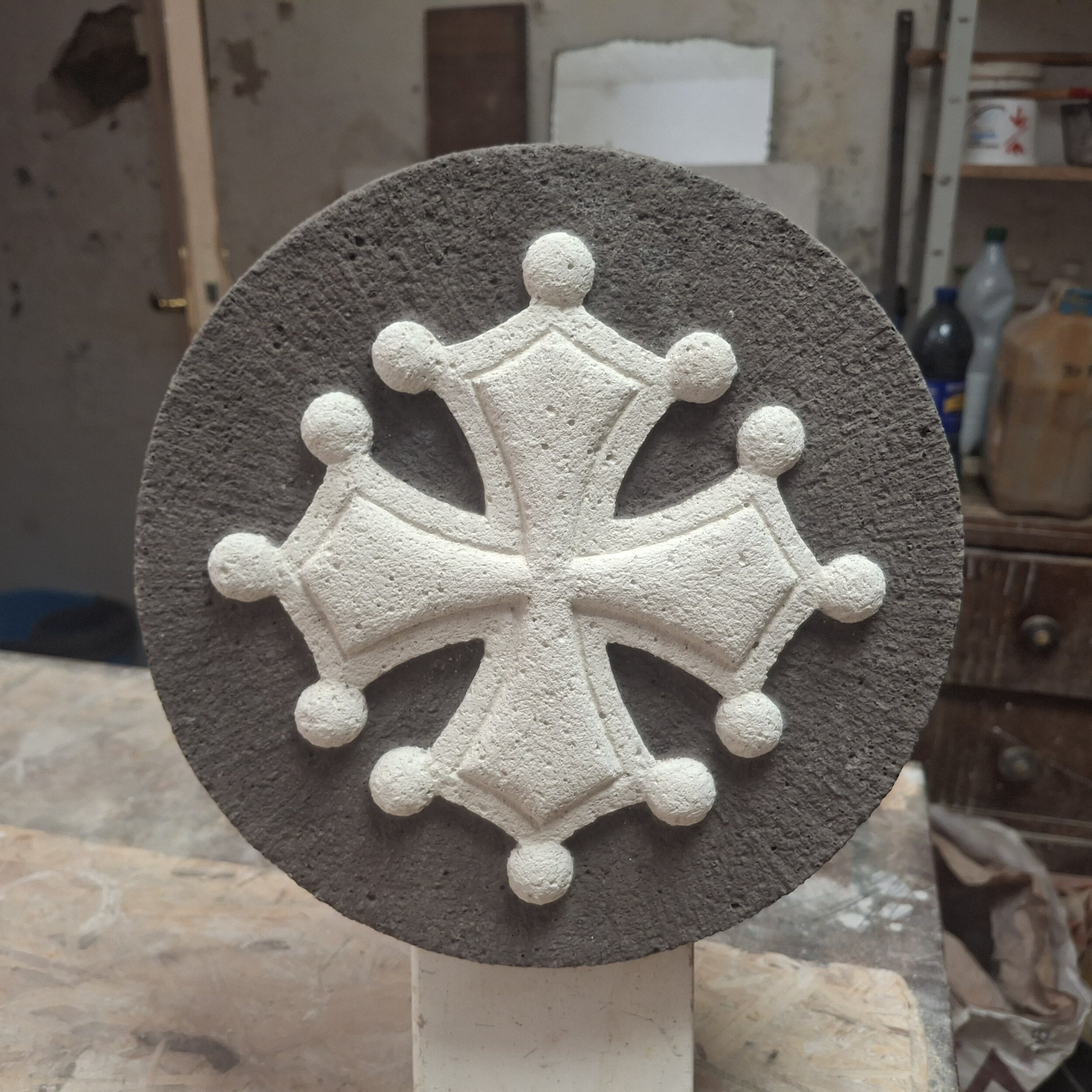 croix occitane ronde 2- cm en pierre ond gris (6)