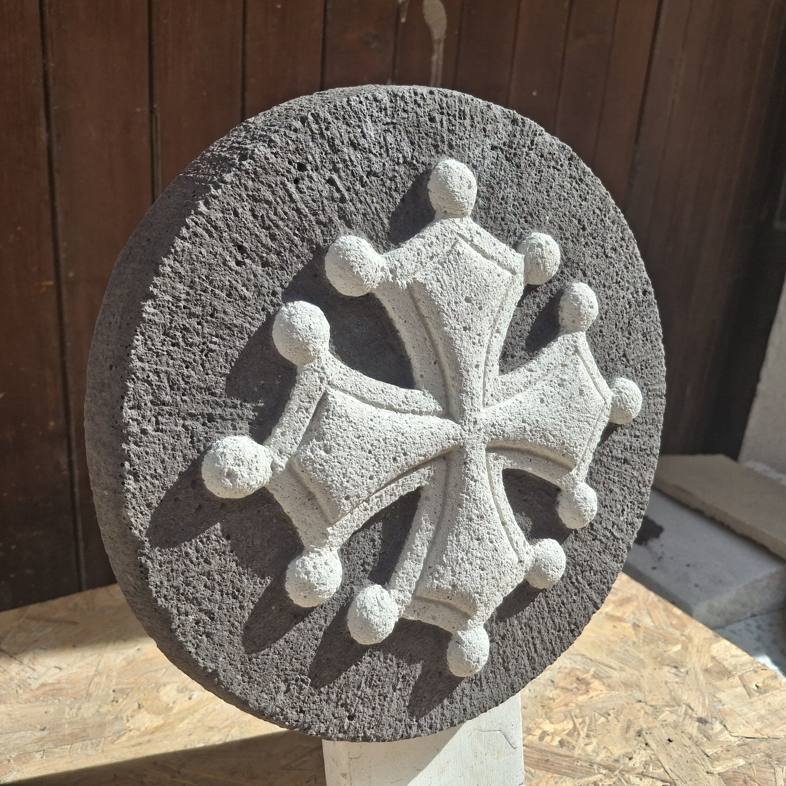 croix occitane ronde 2- cm en pierre ond gris (3)