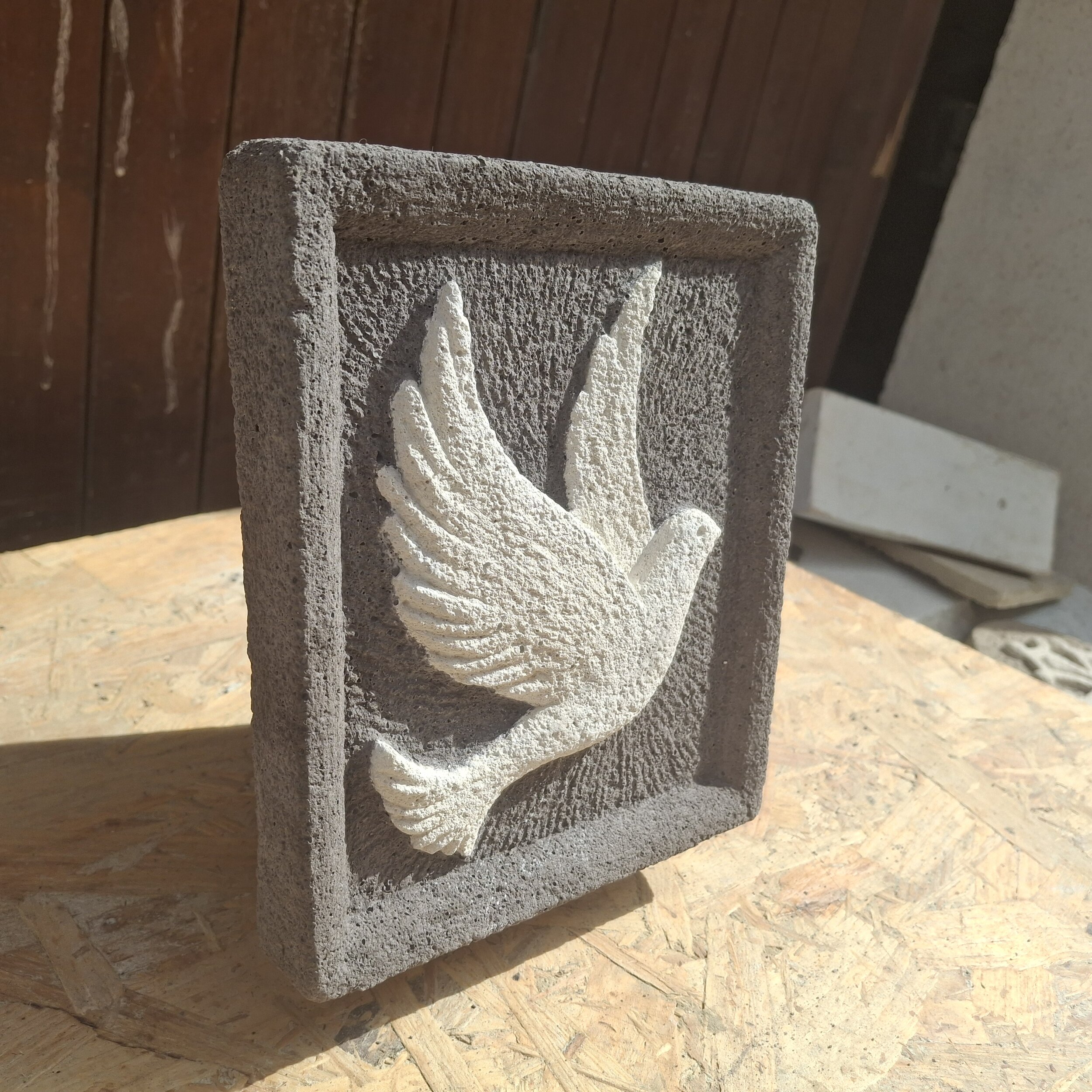 Colombe en pierre 2 couleurs fond gris (1)
