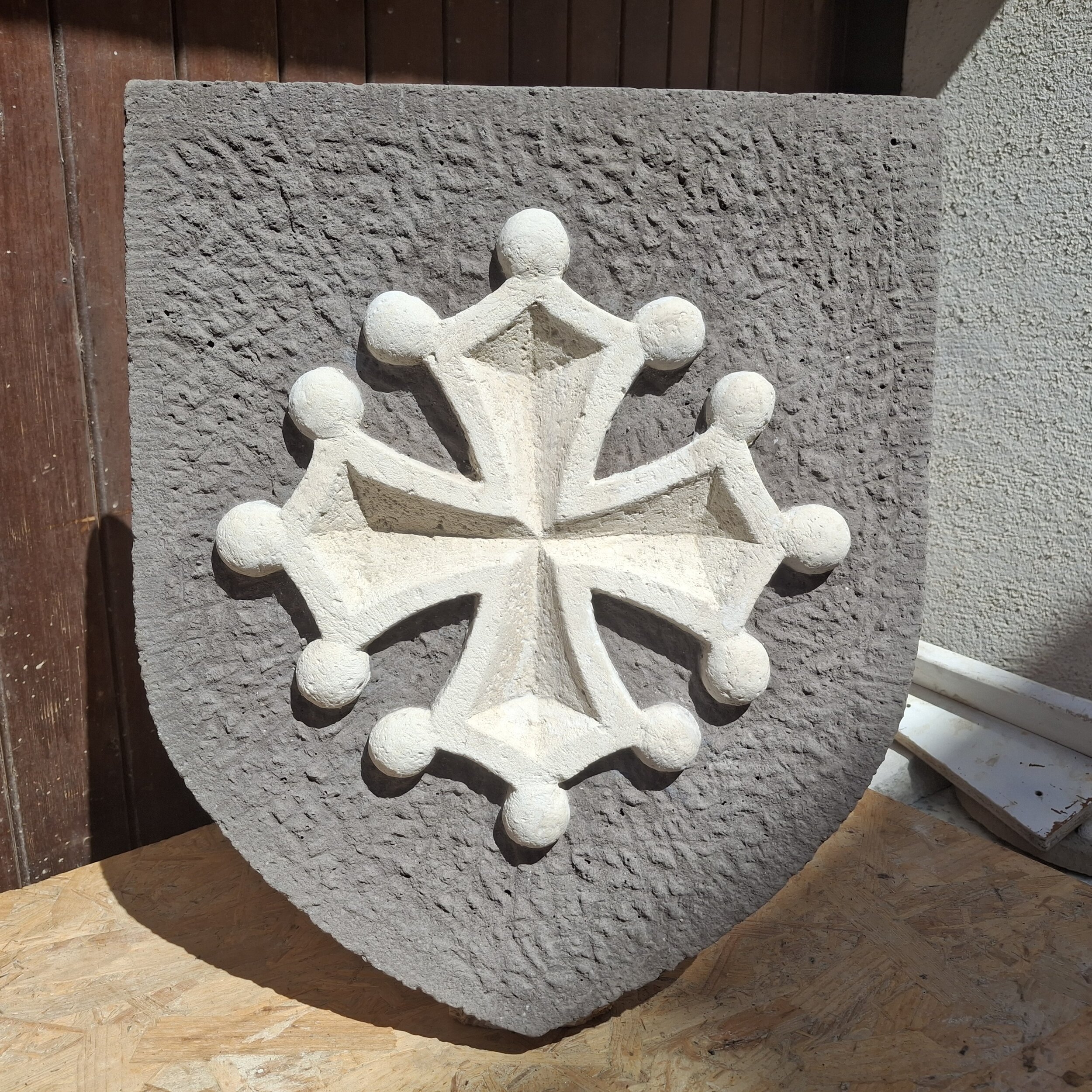 Grande croix occitane fond gris (1)