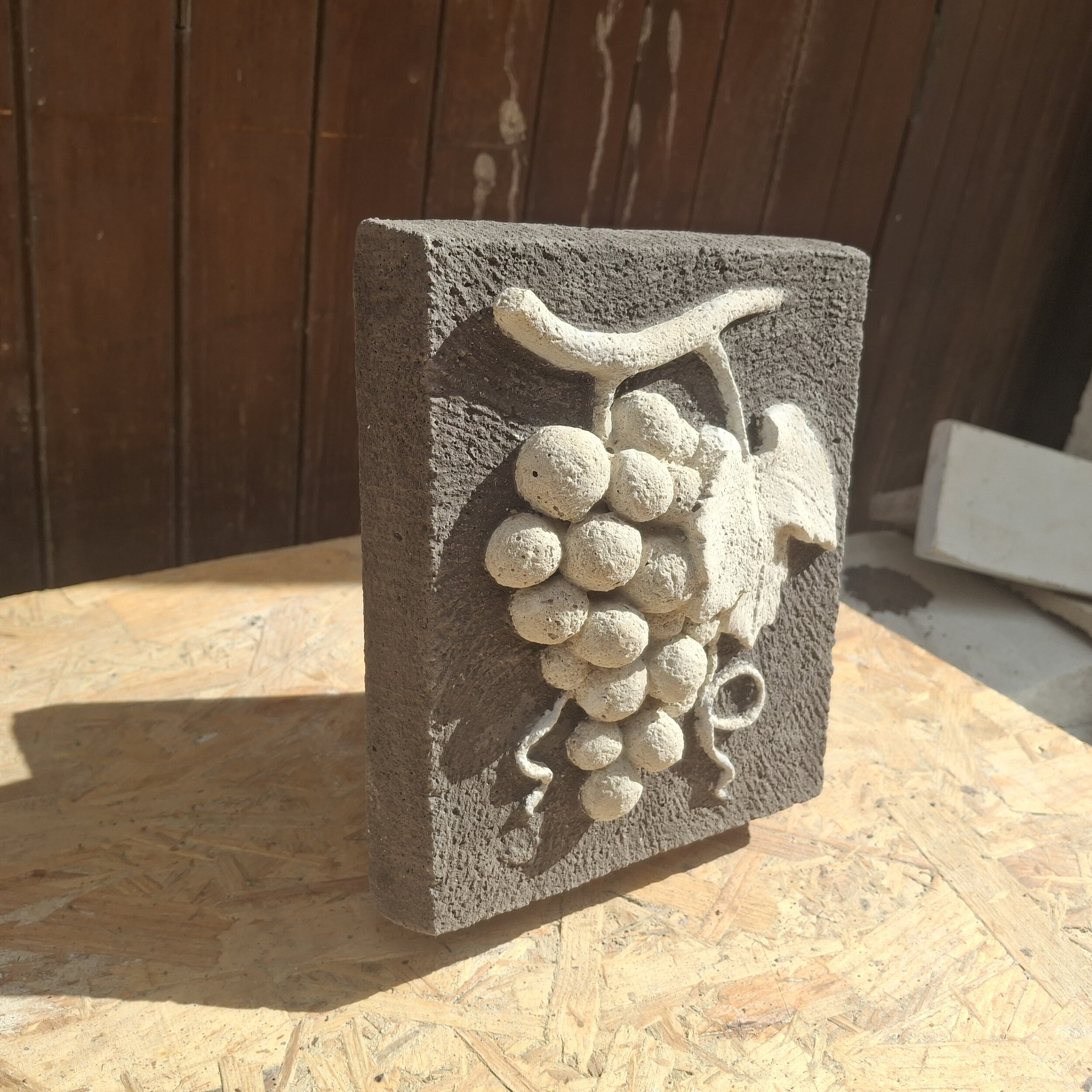 sculpture murale vigne en 2 couleurs fond gris (7)