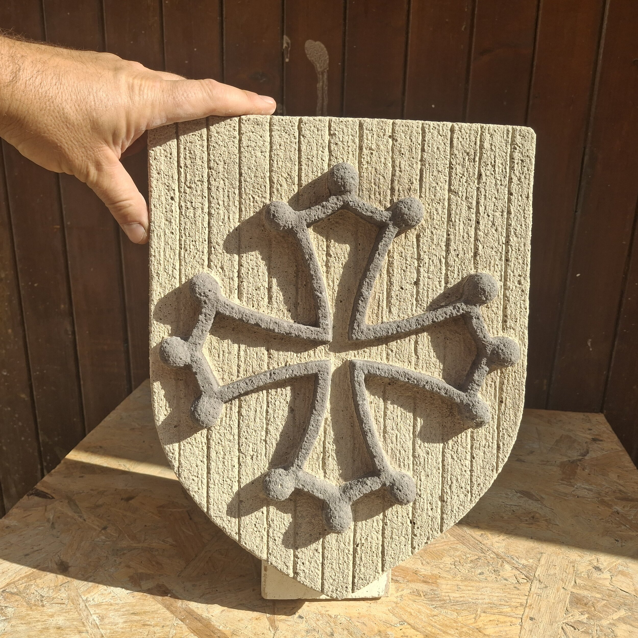 Blason languedoc 2 couleurs croix grise sur fond ton pierre (6)