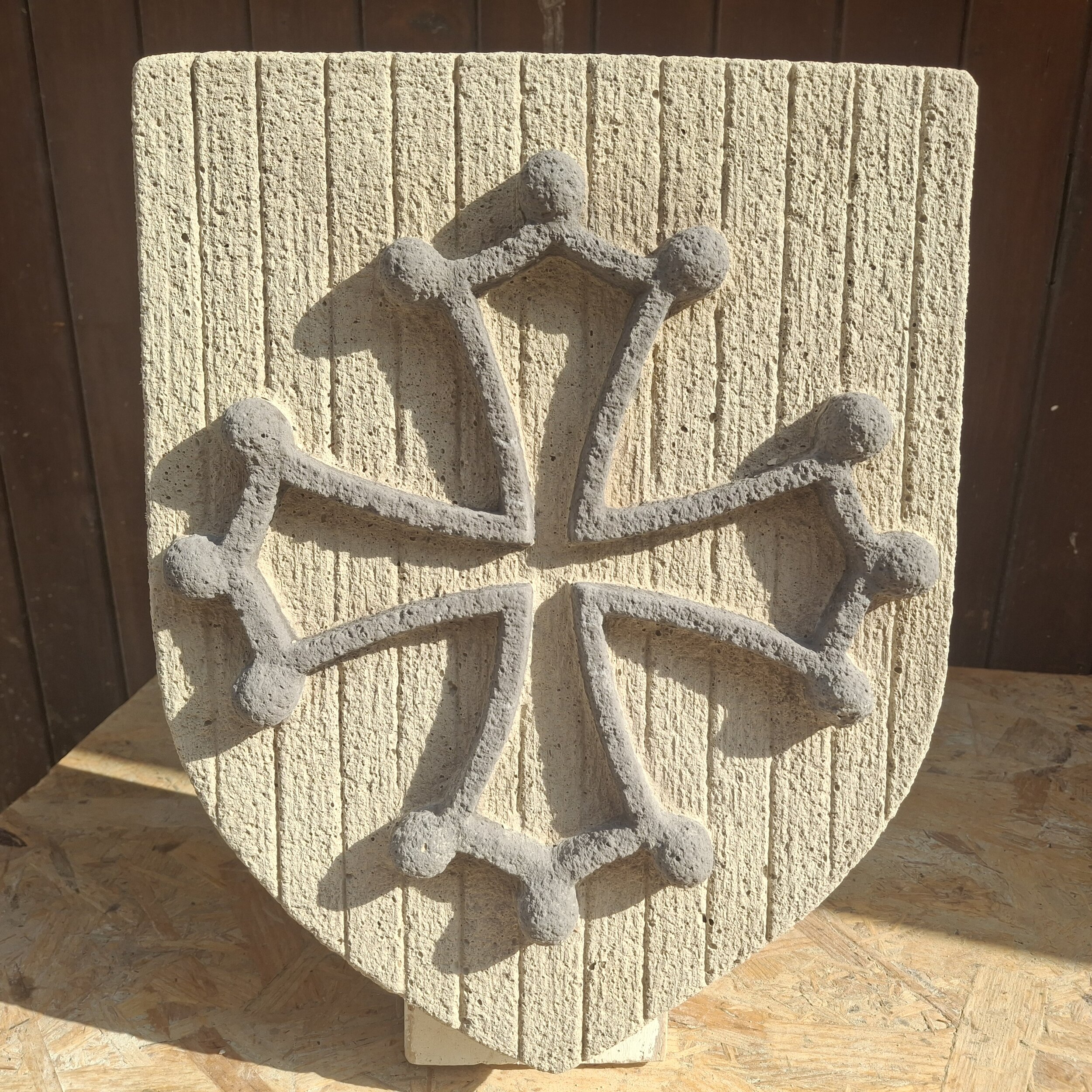 Blason languedoc 2 couleurs croix grise sur fond ton pierre (3)
