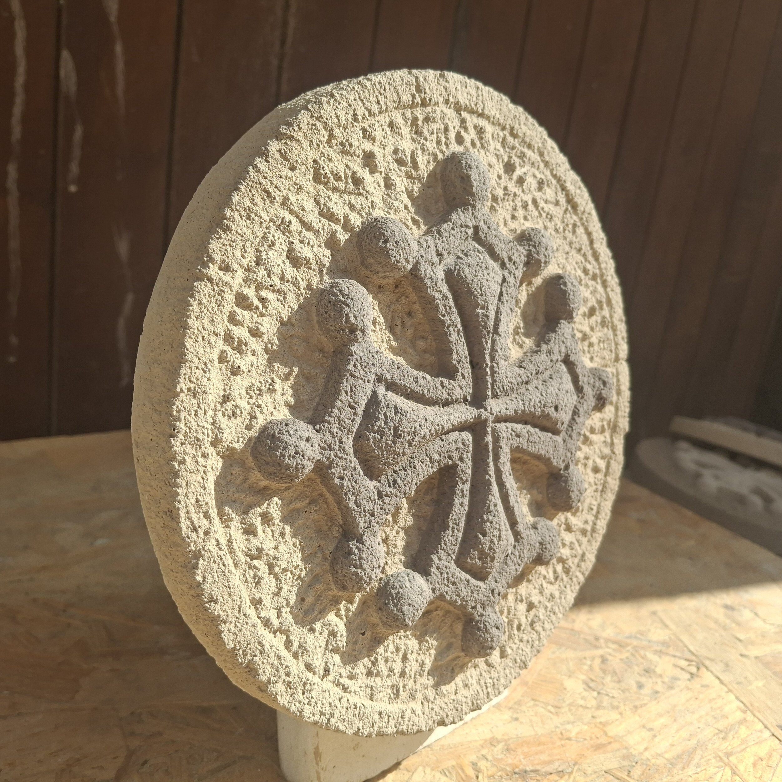 croix occitane ronde 20 cm grise sur fond ton pierre (3)