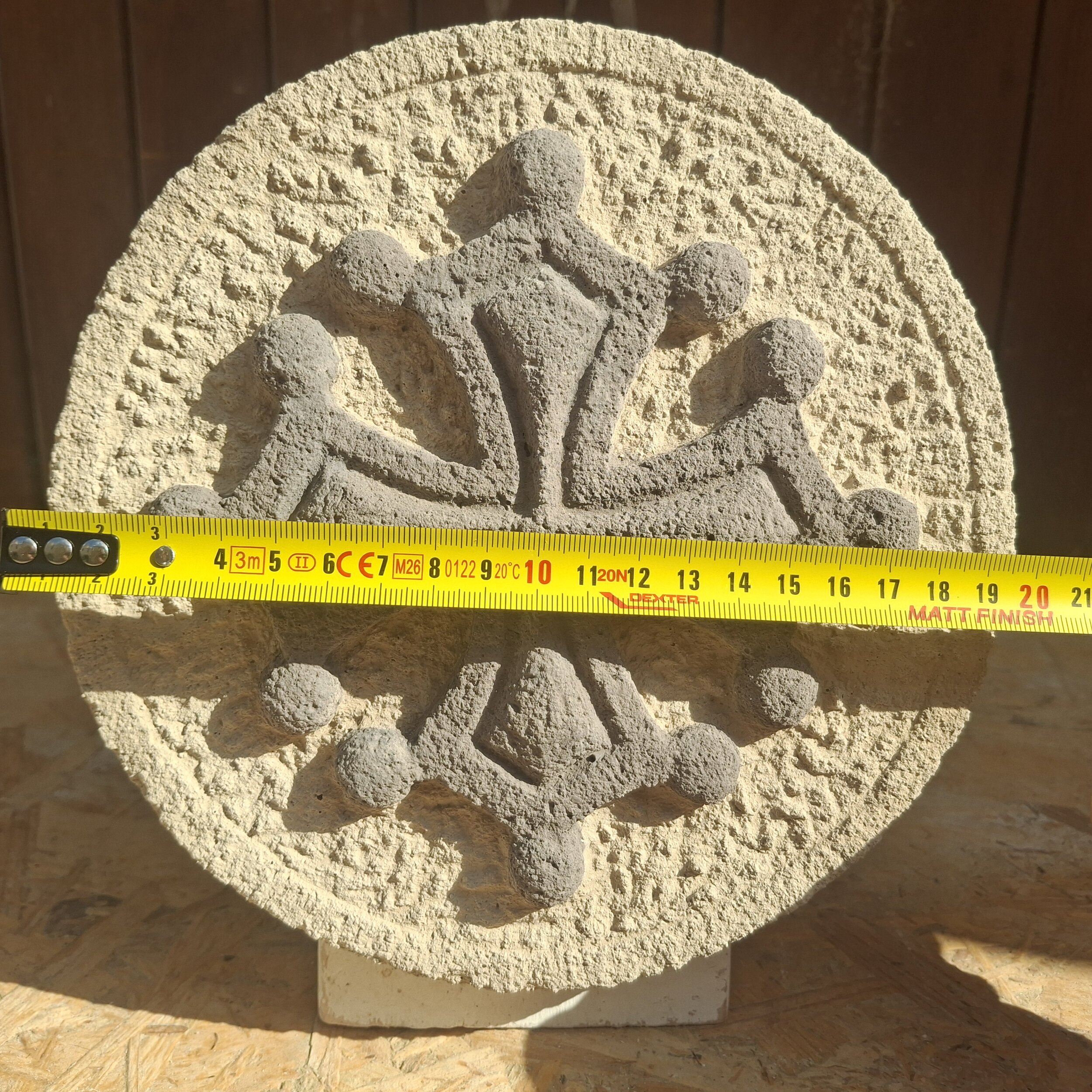 croix occitane ronde 20 cm grise sur fond ton pierre (6)