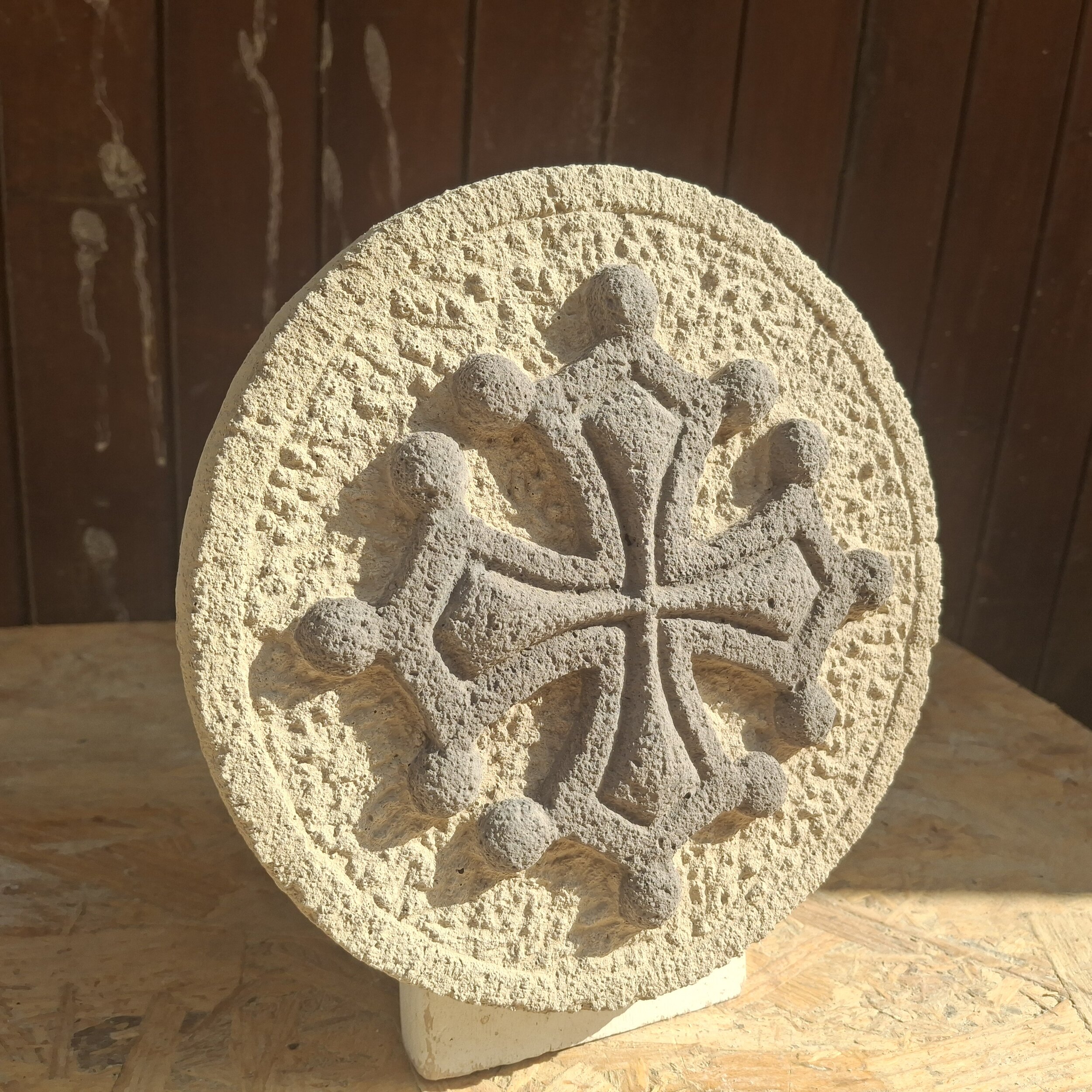croix occitane ronde 20 cm grise sur fond ton pierre (5)