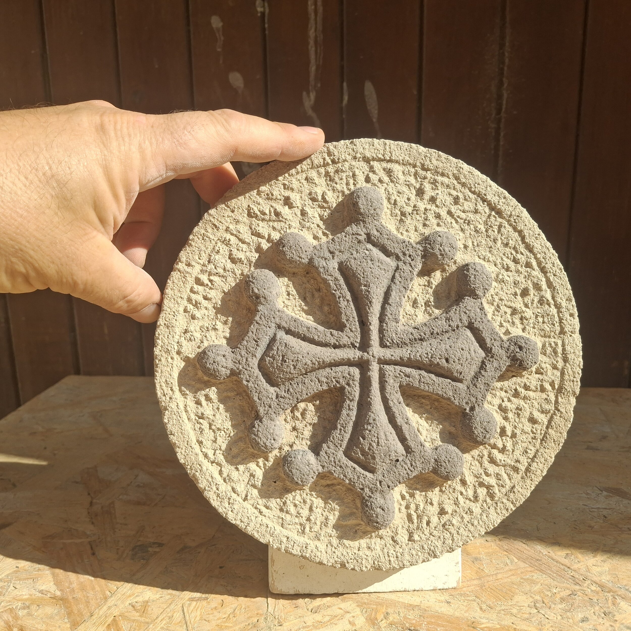 croix occitane ronde 20 cm grise sur fond ton pierre (7)