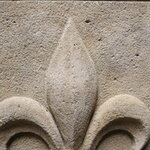 Blason fleur de lys en pierre (2)
