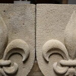 Blason fleur de lys en pierre (1)
