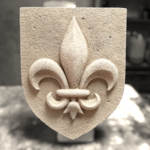 Blason fleur de lys en pierre (7)