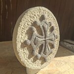 croix occitane ronde 20 cm grise sur fond ton pierre (3)