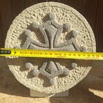 croix occitane ronde 20 cm grise sur fond ton pierre (6)