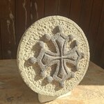 croix occitane ronde 20 cm grise sur fond ton pierre (5)