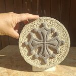 croix occitane ronde 20 cm grise sur fond ton pierre (7)