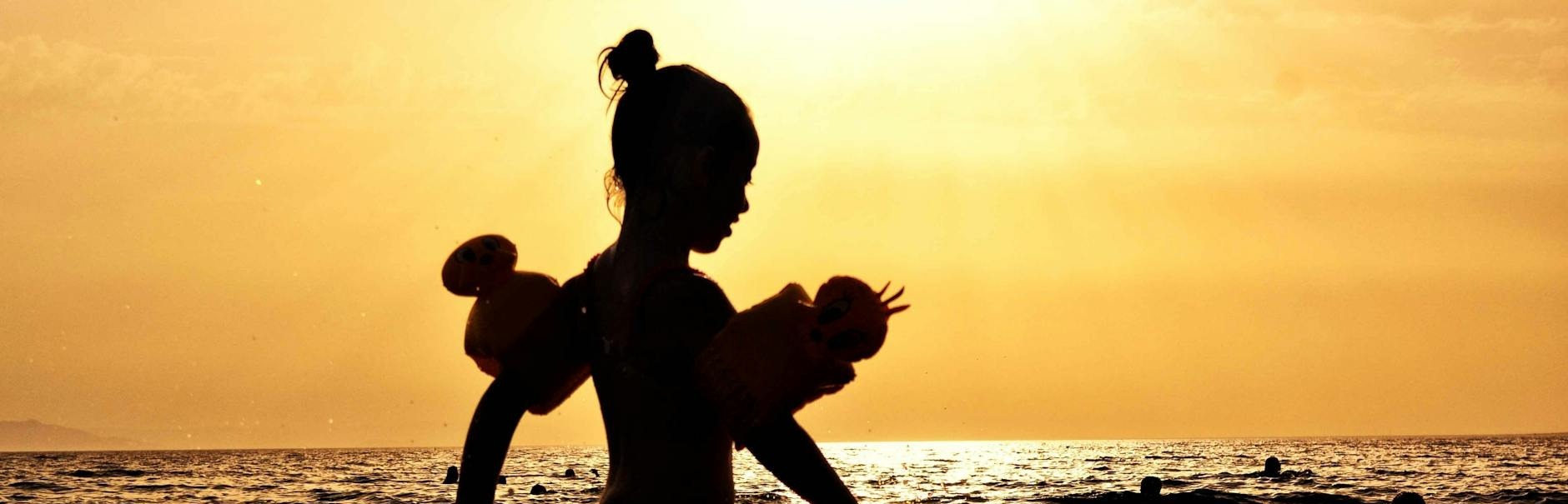 silhouette de fille qui court sur le bord de la mer pendant l heure d or
