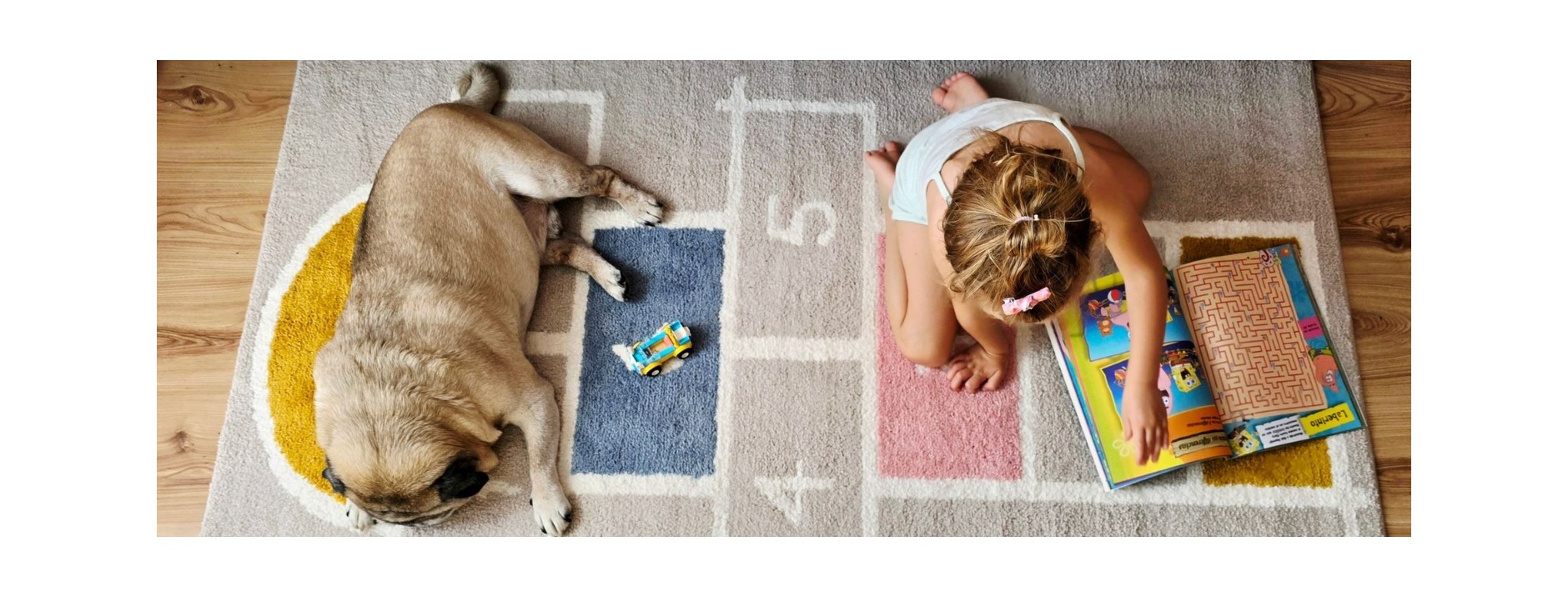 un enfant et un chien profitent d un moment de detente sur un tapis de jeu de marelle a l interieur favorisant ainsi l amitie