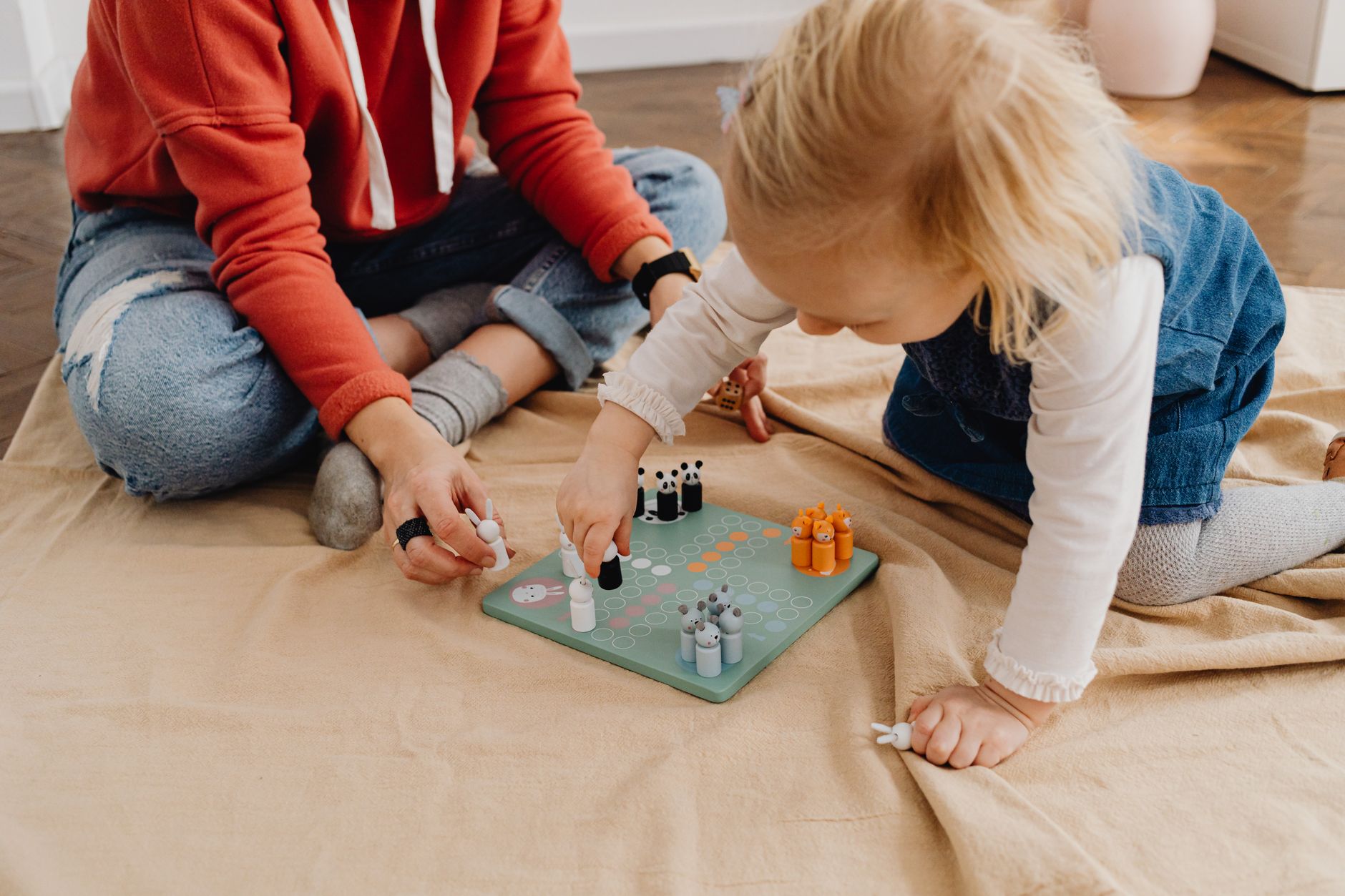 une mere et sa fille se rapprochent autour d un jeu de societe a l interieur capturant le plaisir familial et la convivialite