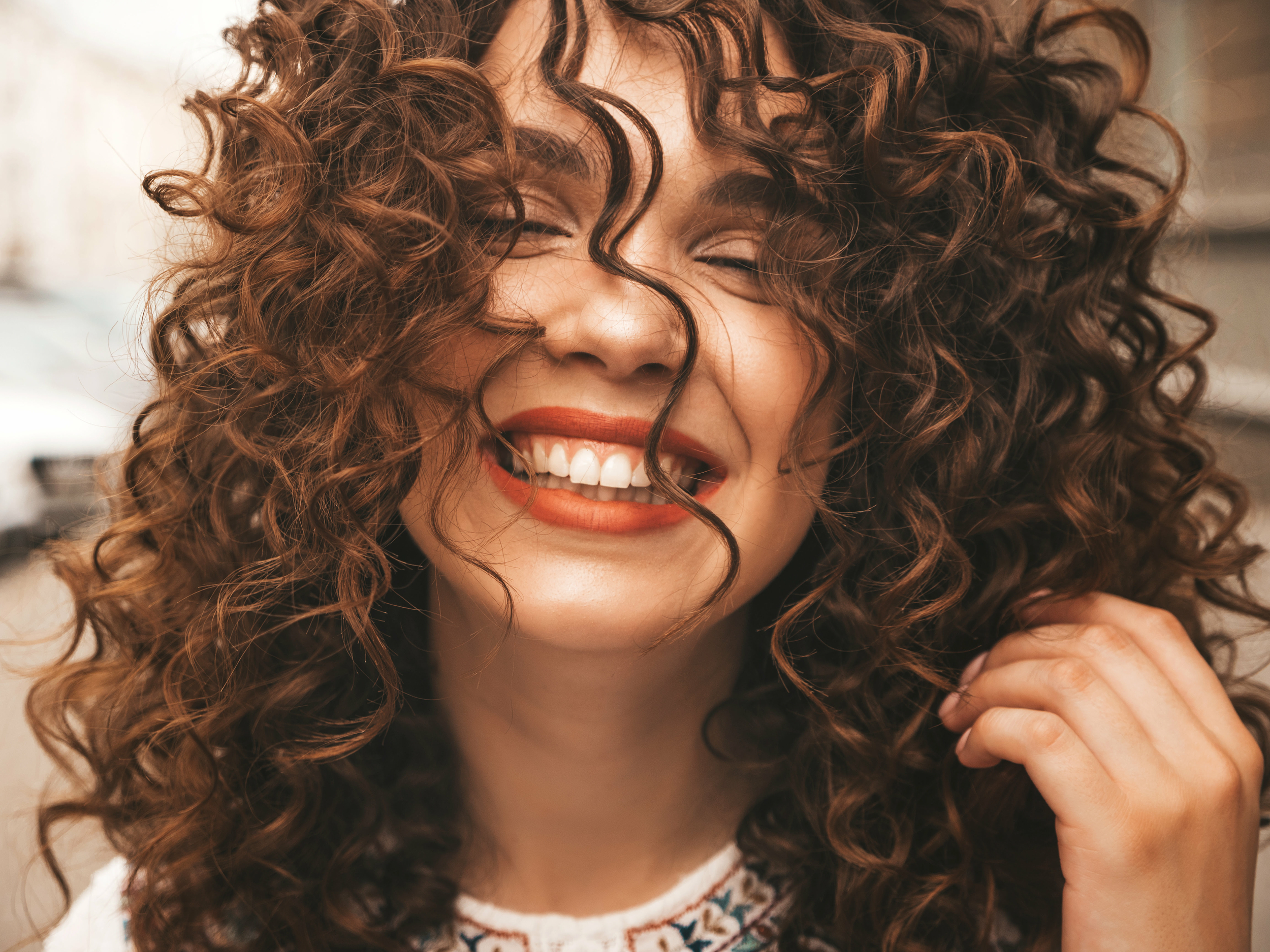 portrait de beau modele souriant