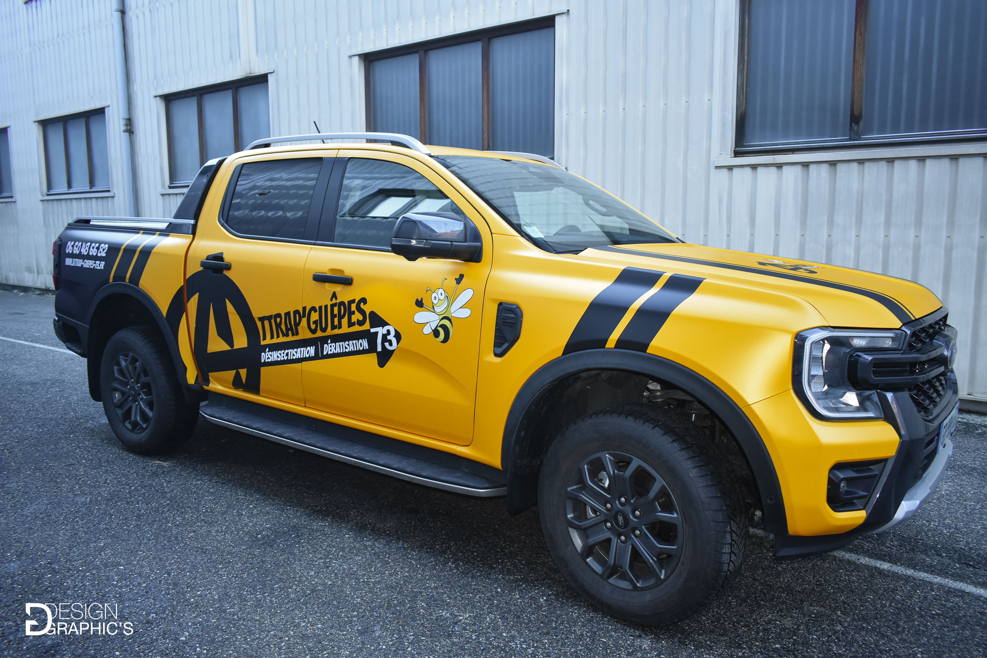 total covering jaune et adhesif noir mat