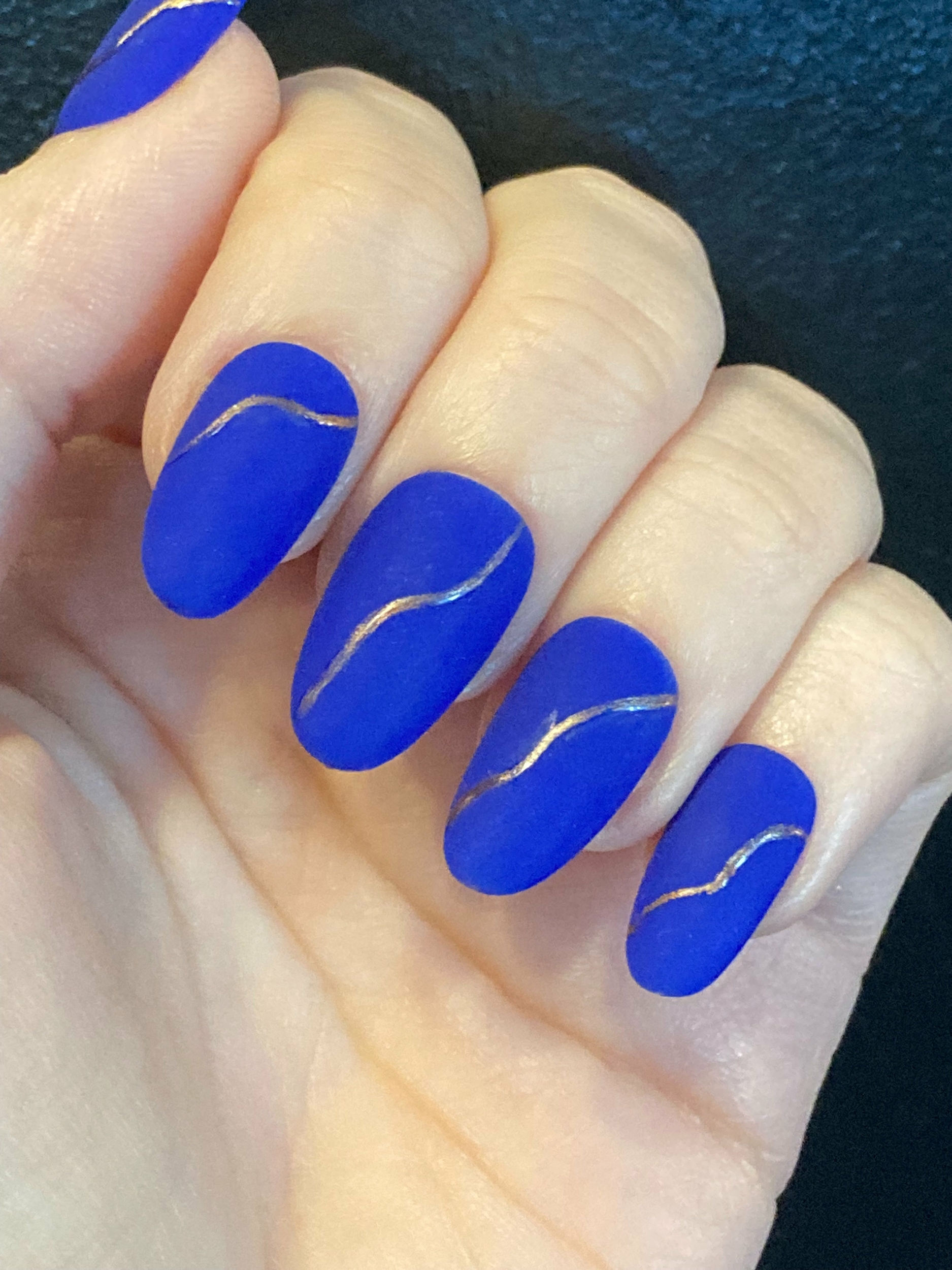 Produit-press-on-nails-beu-et-or_webp