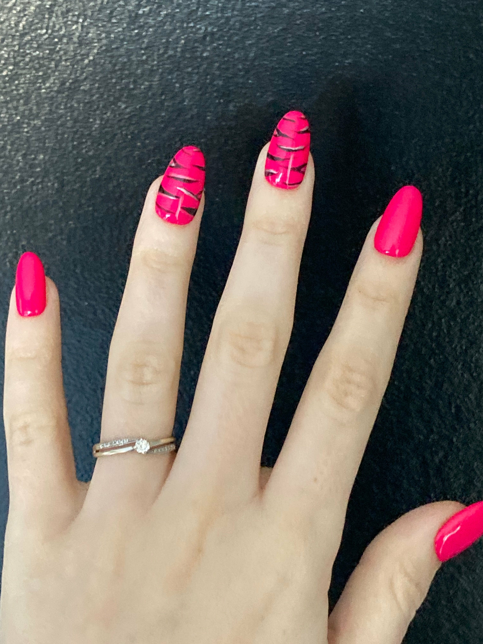 Press-on-nails-rose-et-nail-art-zebre-webp