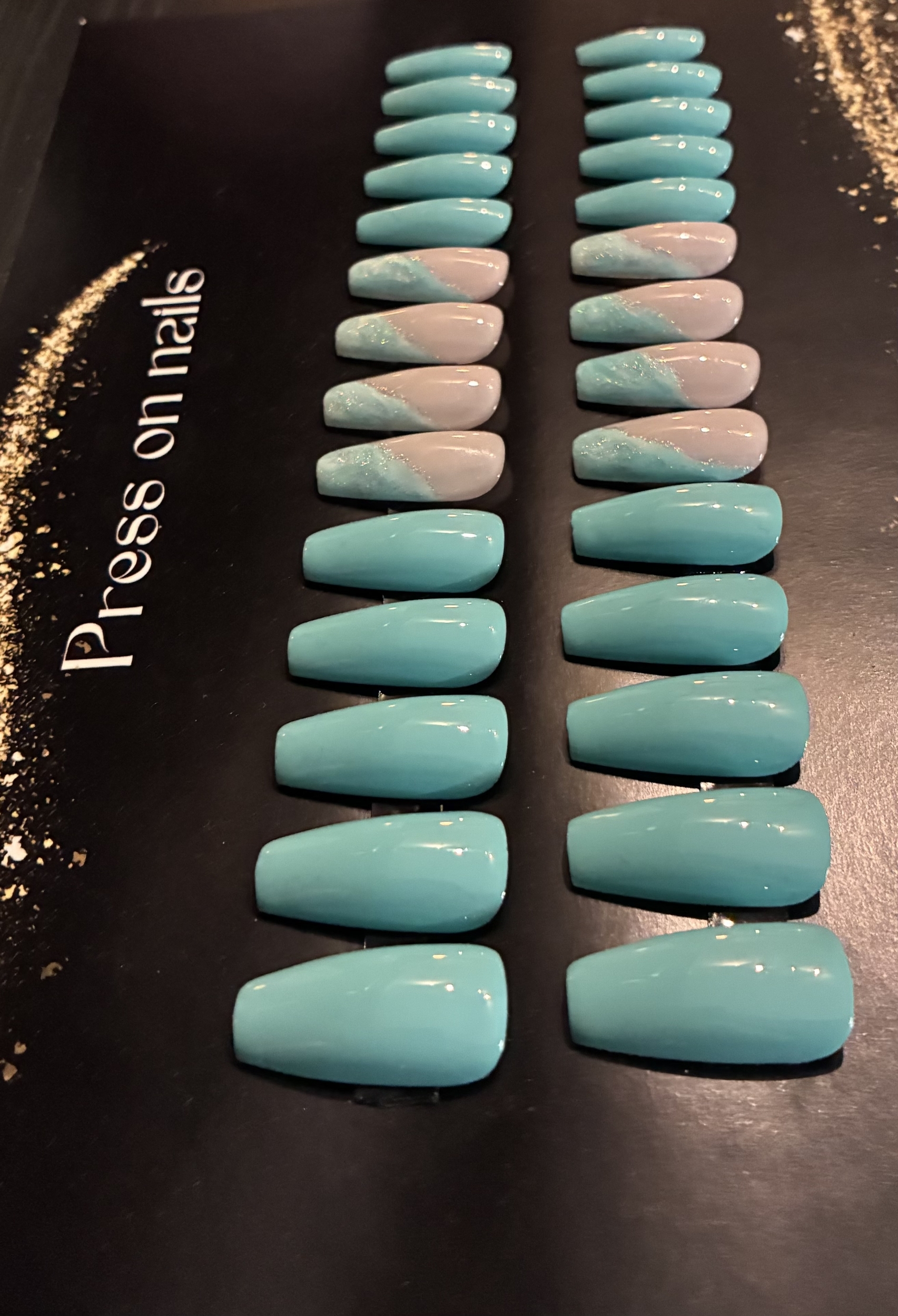 Faux ongles bleu lagon et nude nacré – Lagune Perléen-elegant.jpg