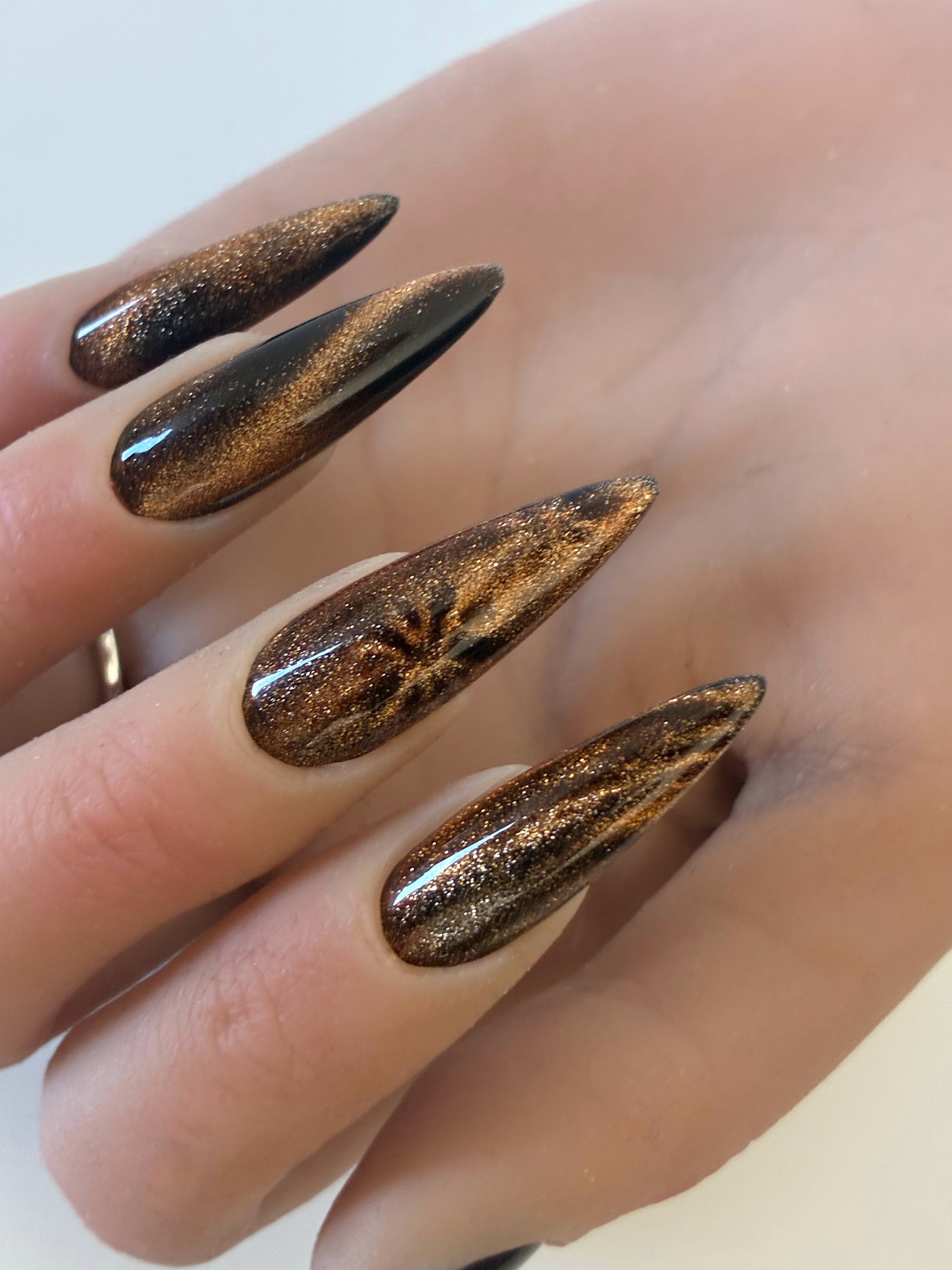 Press on nails doré et noir personnalisables – faux ongles effet chrome luxe – Golden Eclipse