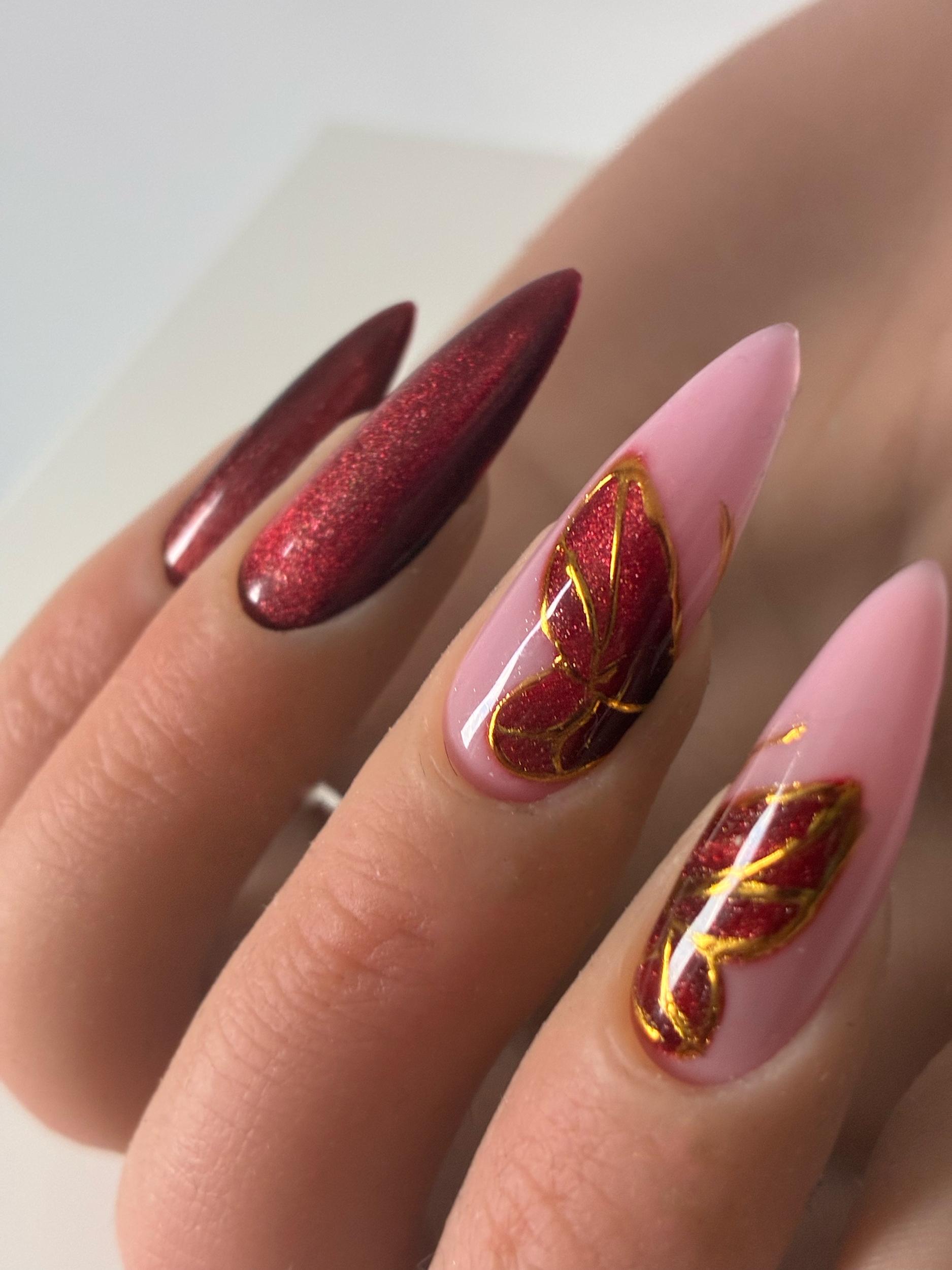 cat eyes rouge faux ongles