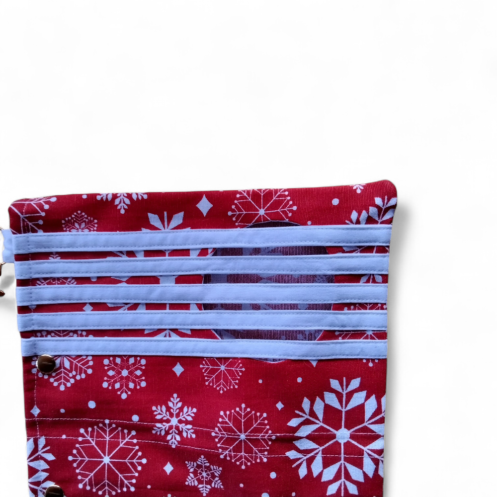 sac-a-foin-personnalisable-pour-lapin-en-tissu-coton-rouge-a-flocons-accroche-a-une-grille-avec-attaches-dorees-nac2toit