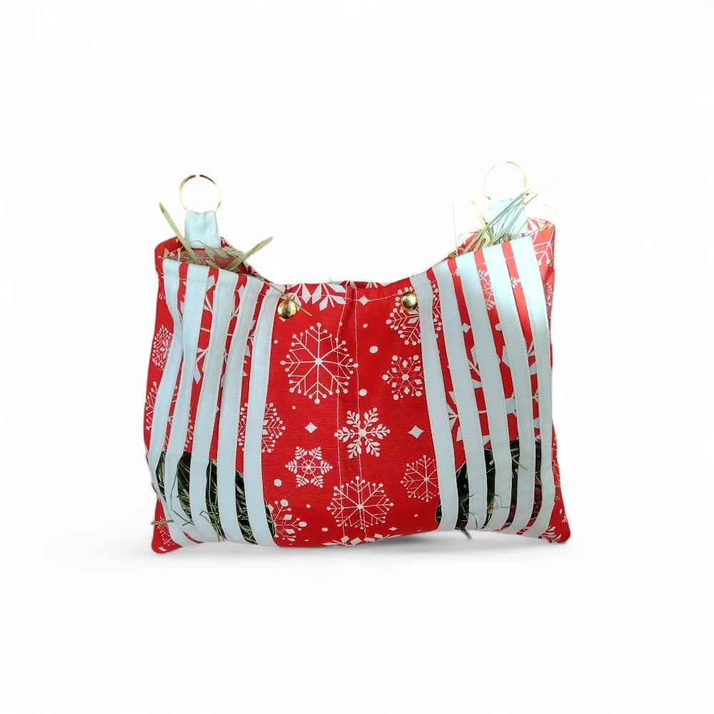 sac-a-foin-personnalisable-pour-lapin-en-tissu-coton-rouge-a-flocons-accroche-a-une-grille-avec-attaches-dorees-nac2toit-3