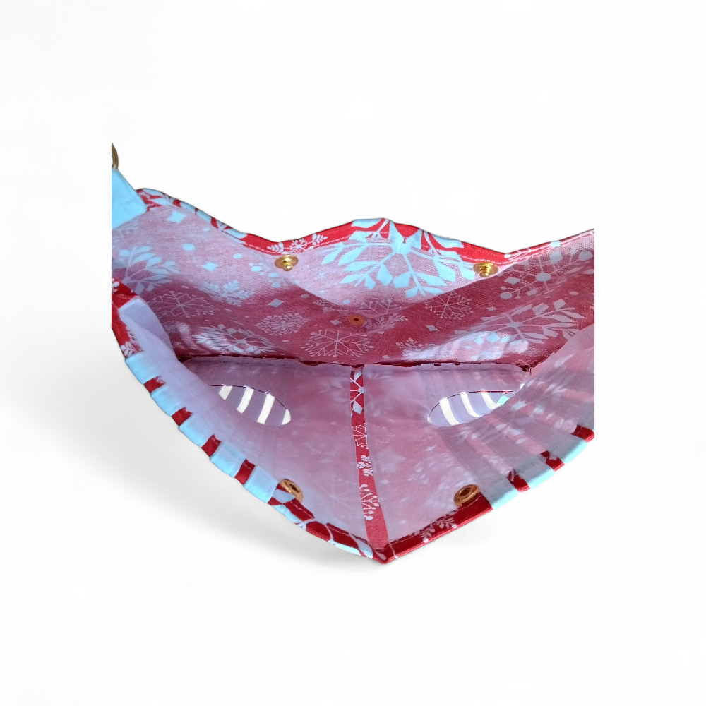 sac-a-foin-personnalisable-pour-lapin-en-tissu-coton-rouge-a-flocons-accroche-a-une-grille-avec-attaches-dorees-nac2toit-2