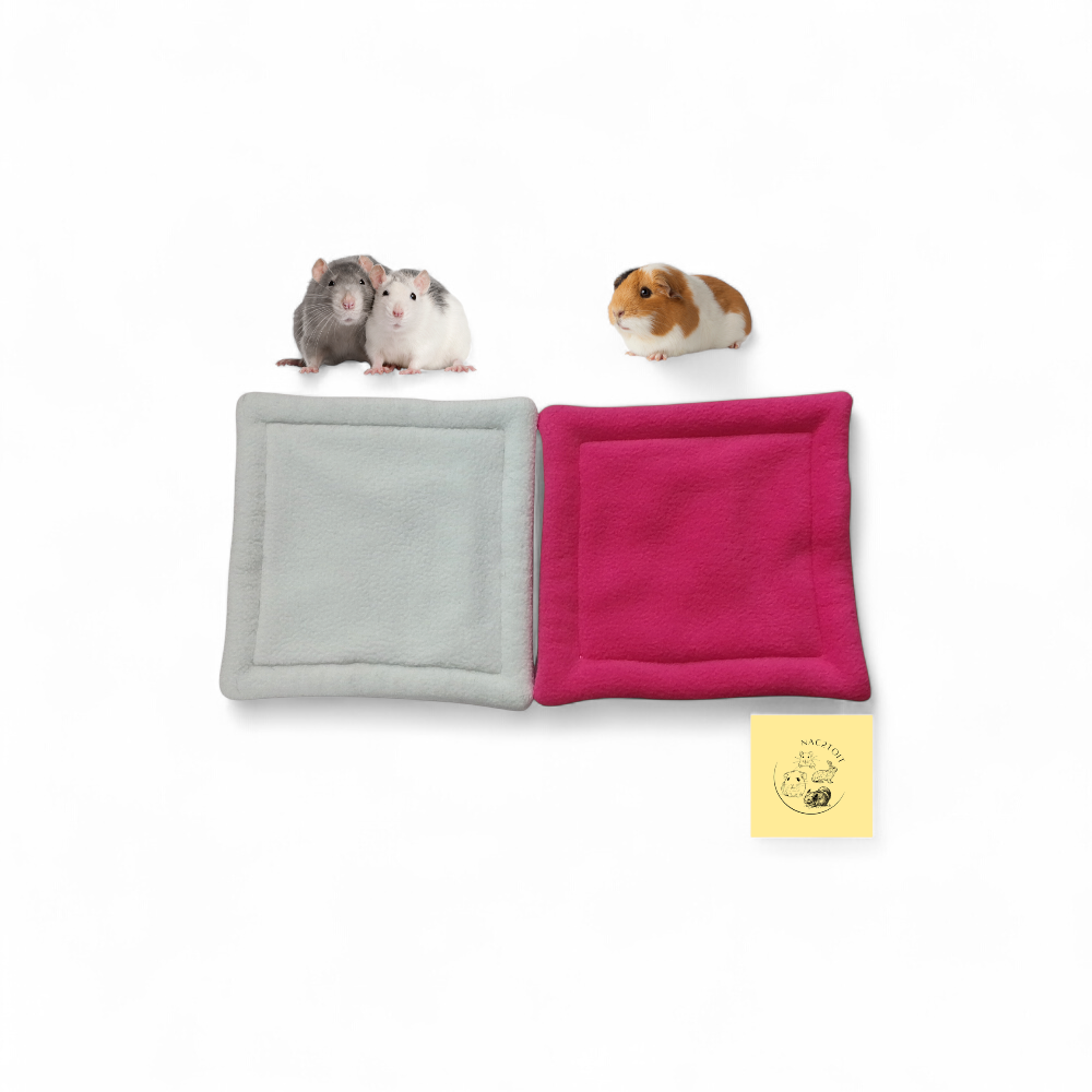 deux-tapis-absorbant-de-couleurs-rose-et-blanc-avec-deux-rat-et-un-cochon-d-inde