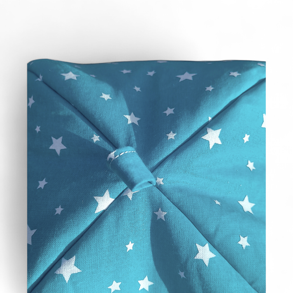 vue-du-dessus-d-un-igloo-pour-rongeur-tissu-bleu-etoile-et-poignee-cousue