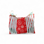 sac-a-foin-personnalisable-pour-lapin-en-tissu-coton-rouge-a-flocons-accroche-a-une-grille-avec-attaches-dorees-nac2toit-3
