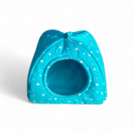 igloo-pour-rongeur-pose-sur-une-table-cabane-bleu-etoilee-en-tissu-fait-main