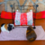 Sac-à-foin-personnalisable-pour-lapin-en-tissu-coton-rouge-à-flocons-accroché-à-une-grille-avec-attaches-dorées