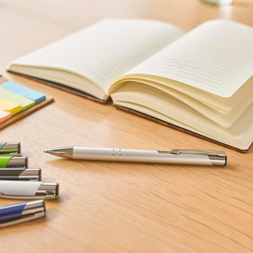 stylo_aluminium_mat_attributs_cuivres_ambiance