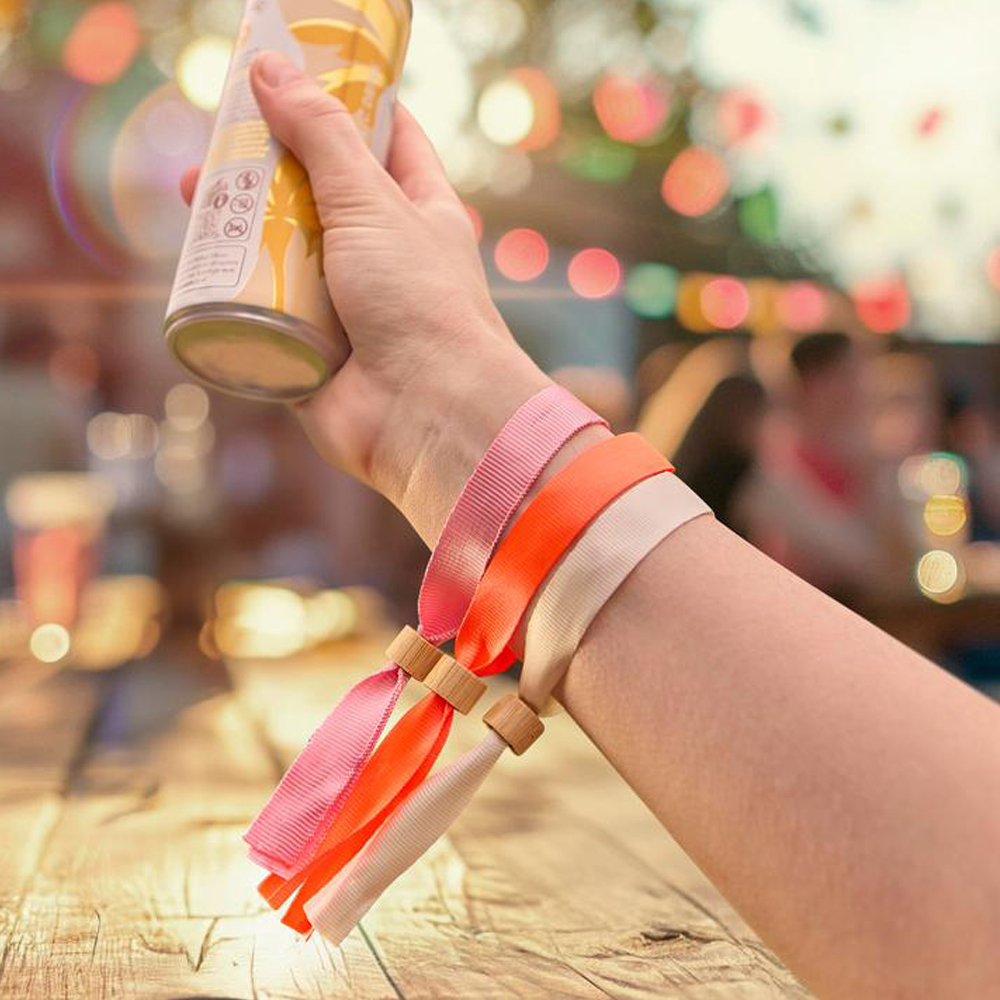 bracelet_tissu_rPET_avec_clip_bambou_ambiance