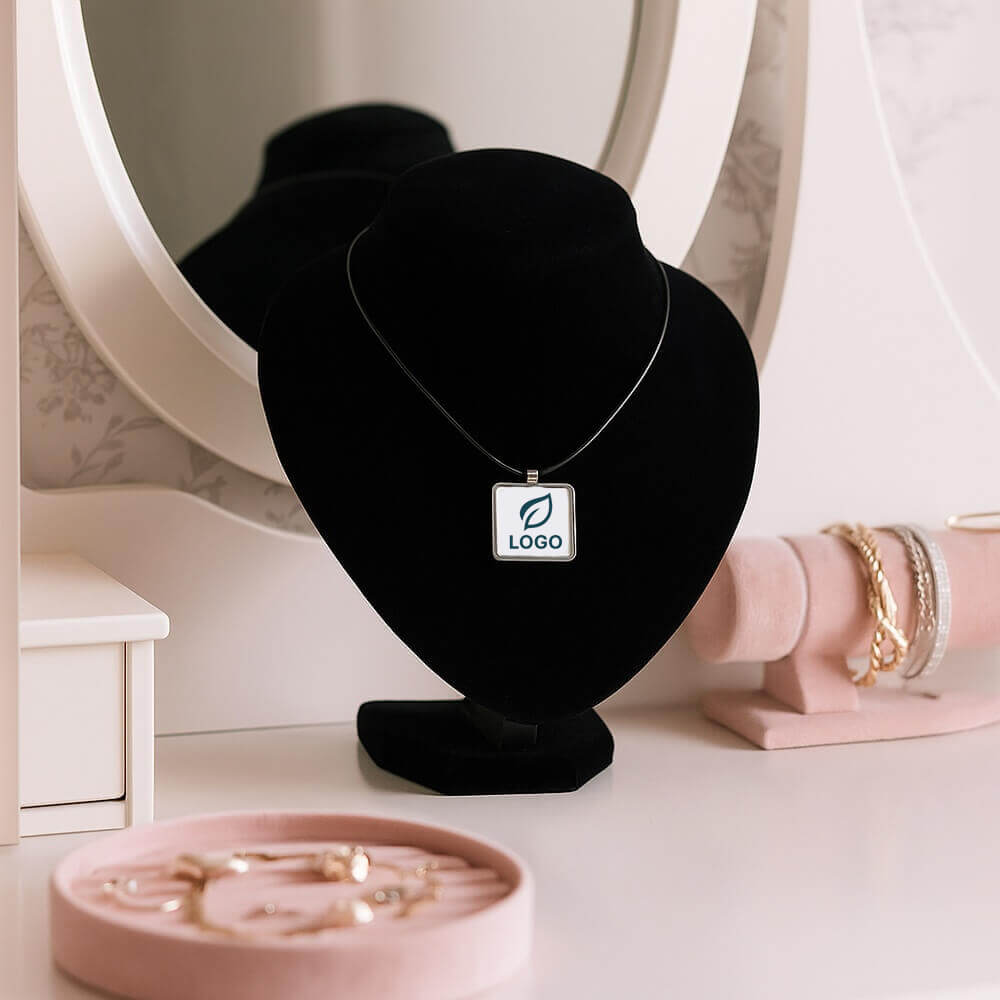 collier_carre_elegant_personnalise_logo_ambiance