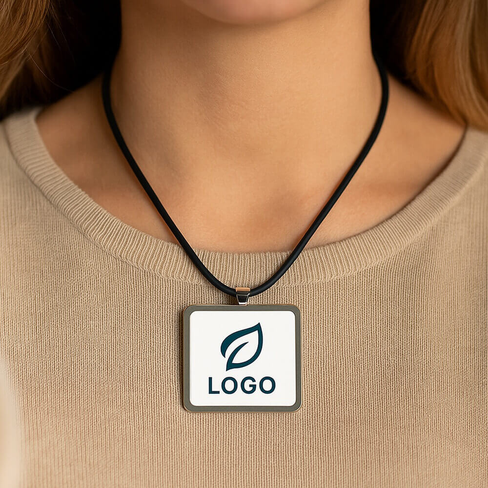 collier_carre_elegant_personnalise_logo2_ambiance