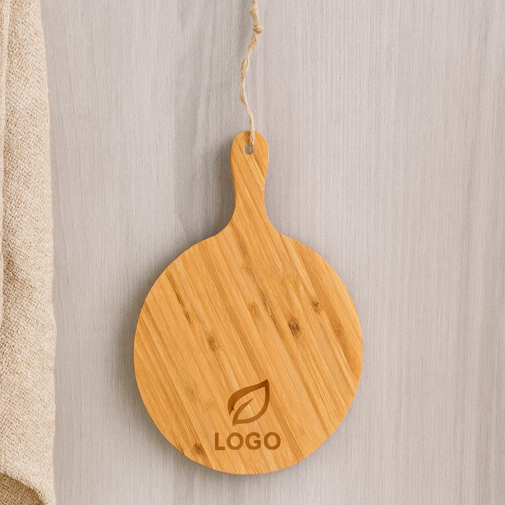 planche-a-decouper-en-bambou-avec-cordon-pratique-logo-ambiance