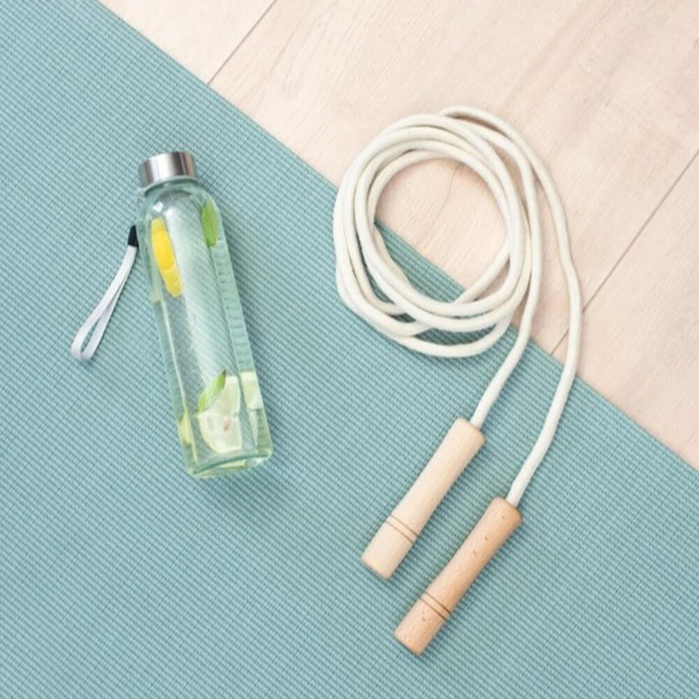 7-Corde-a-sauter-en-coton-recycle-avec-poignees-bois-ambiance3