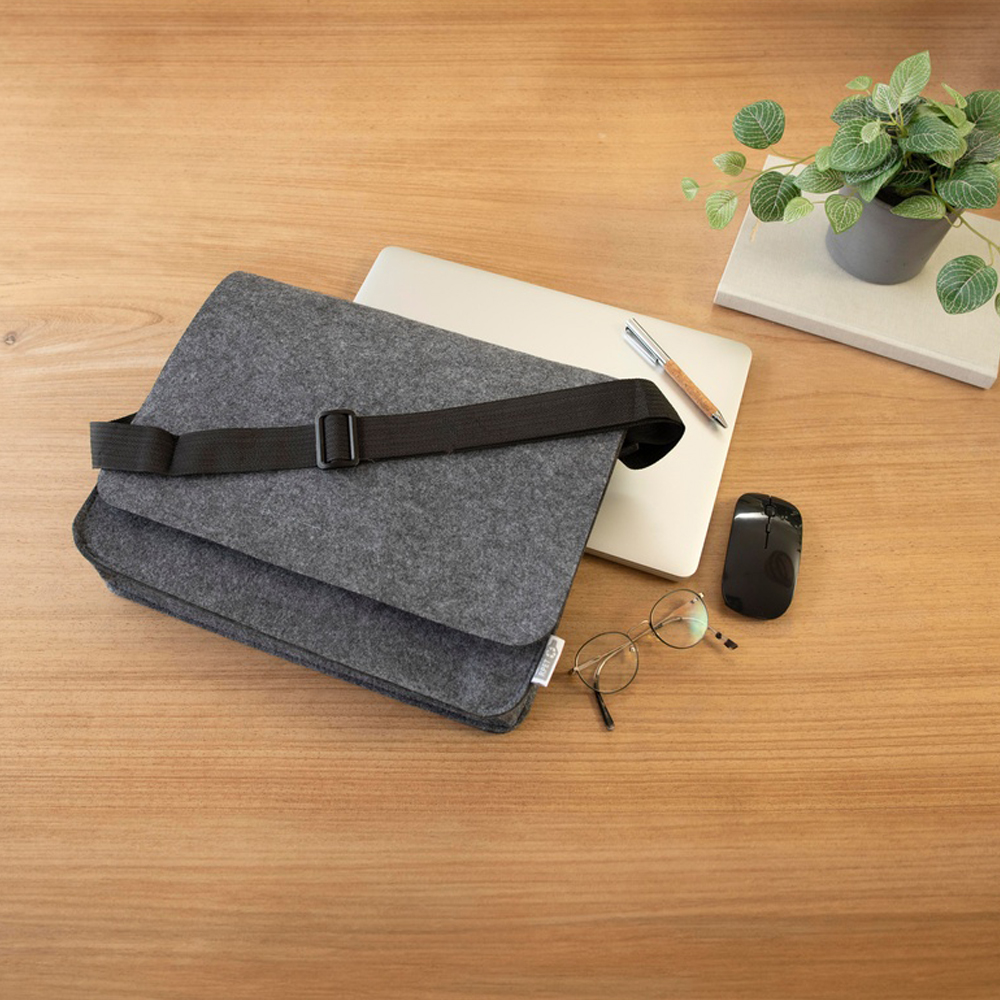 sac_postier_porte-ordinateur_feutre_recycle_ambiance