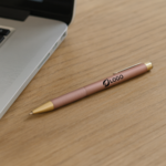 stylo_aluminium_mat_clip_acier_logo_ambiance