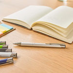 stylo_aluminium_mat_attributs_cuivres_ambiance