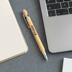 stylo_bambou_tactile_clip_metal_logo_ambiance