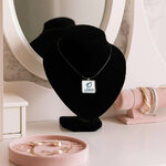 collier_carre_elegant_personnalise_logo_ambiance